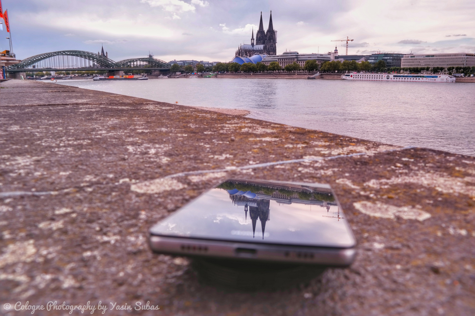 Kölner Dom gespiegelt auf dem Huawei P8 Lite