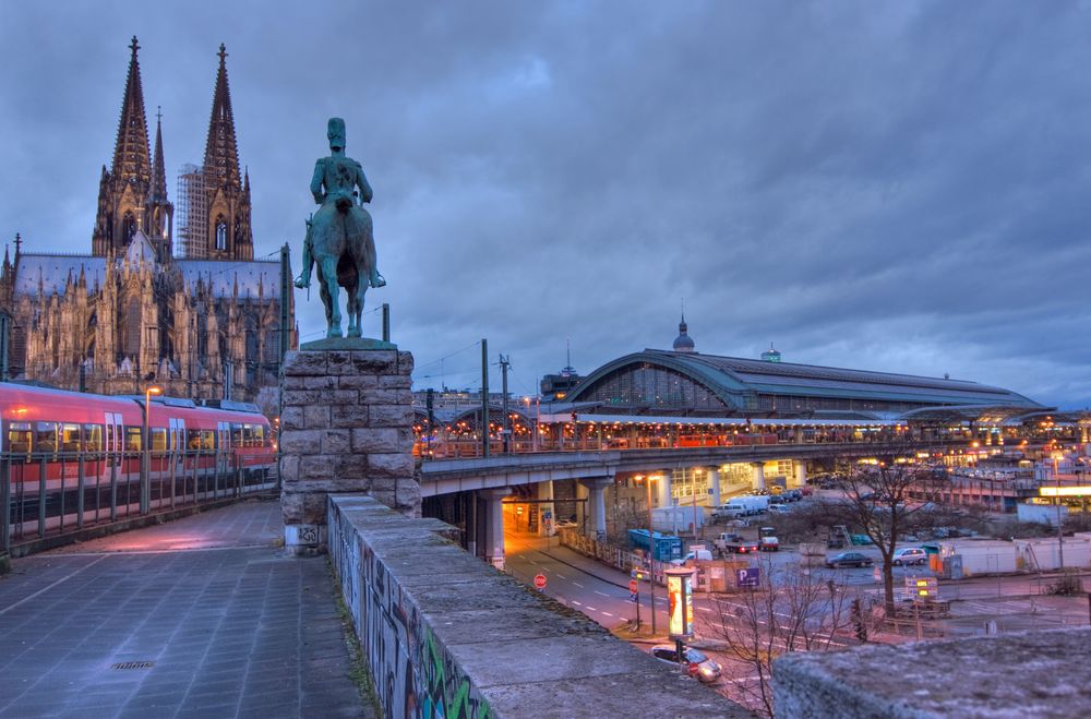 Kölner Dom, Hauptbahnhof mit Reiterdenkmal