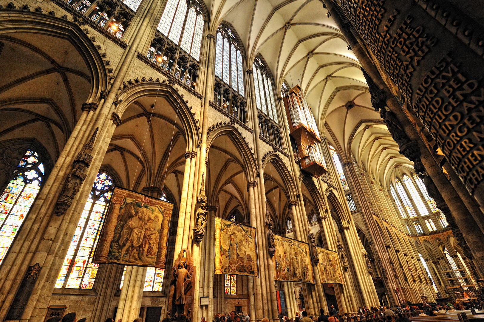 Kölner Dom Hauptschiff mit Orgel