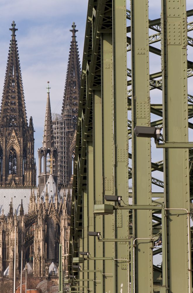 Kölner Dom hinter der Brücke