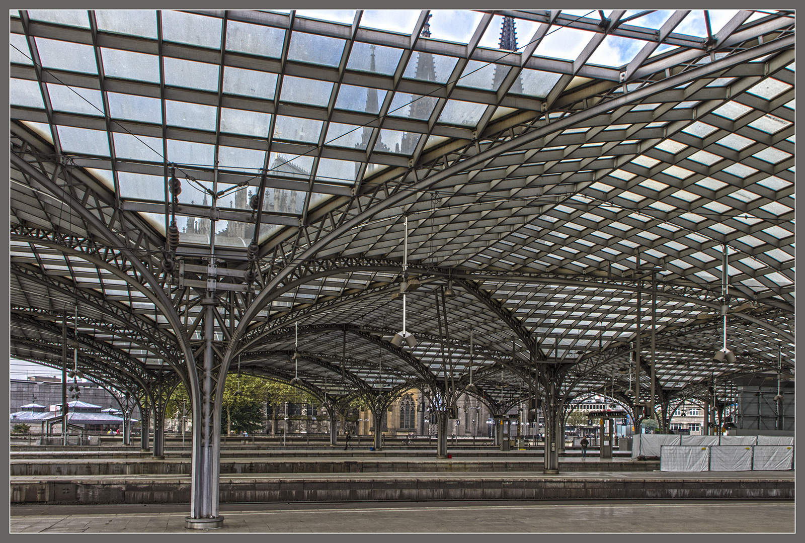 Kölner Dom hinter Gittern