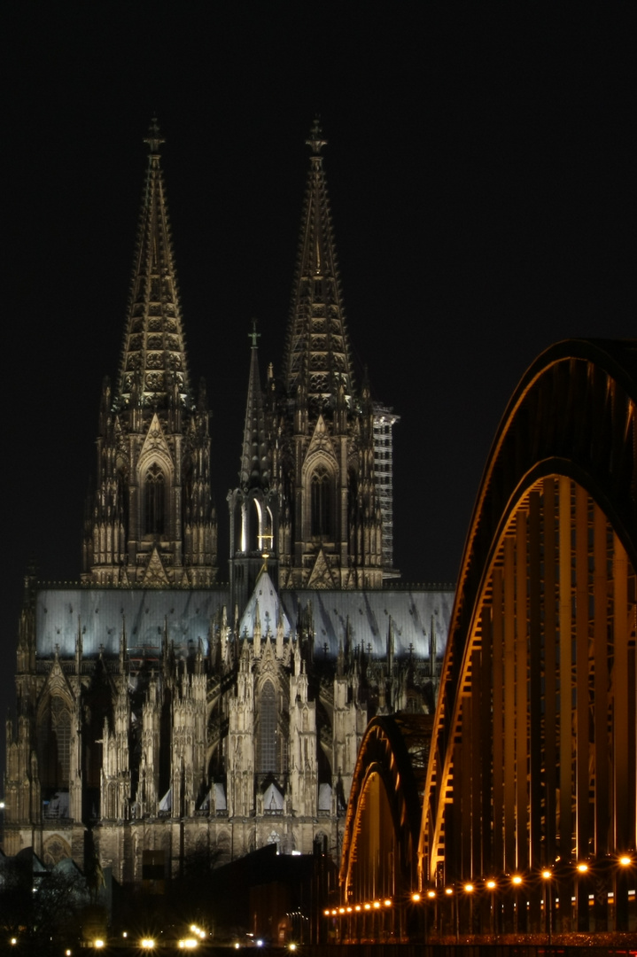 Kölner Dom hinter Hohenzollernbrücke