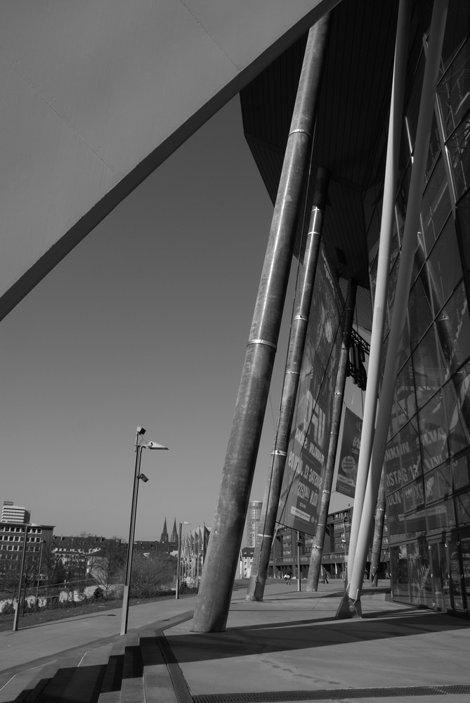 Kölner Dom hinter Lanxess Arena