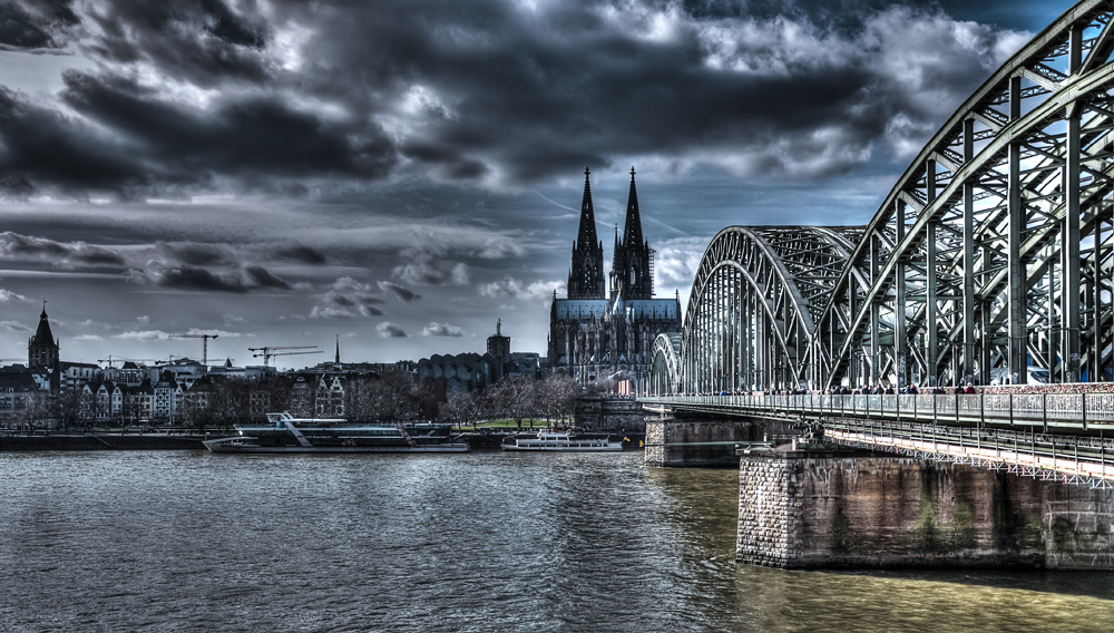 Kölner Dom, Hohenzollernbrücke