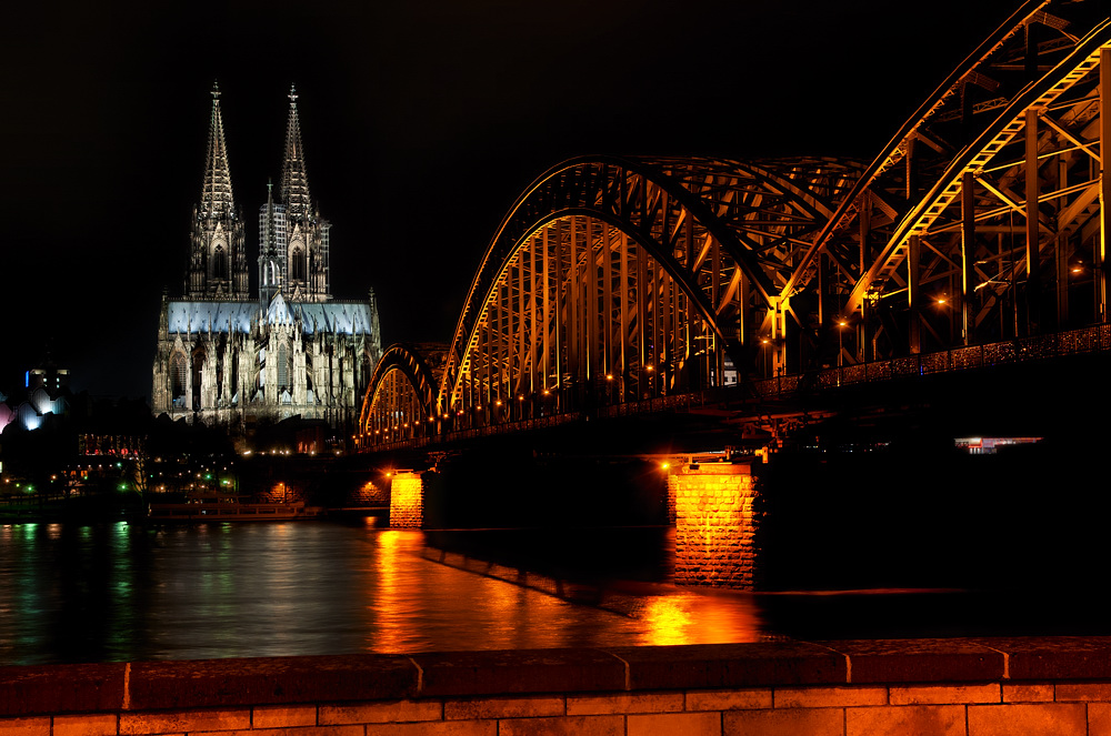 Kölner Dom / Hohenzollernbrücke bei Nacht