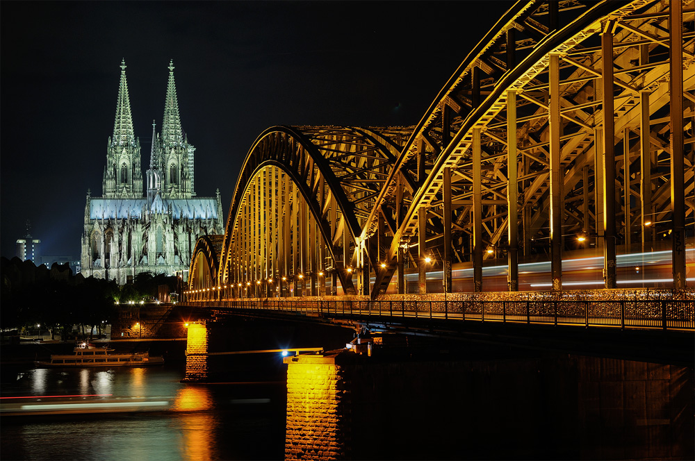 Kölner Dom, Hohenzollernbrücke bei Nacht