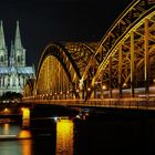 Kölner Dom, Hohenzollernbrücke bei Nacht