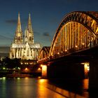 Kölner Dom, Hohenzollernbrücke und Rheinwasser in Langzeitbelichtung