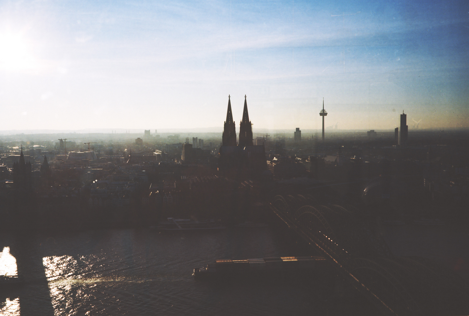 Kölner Dom im Gegenlicht