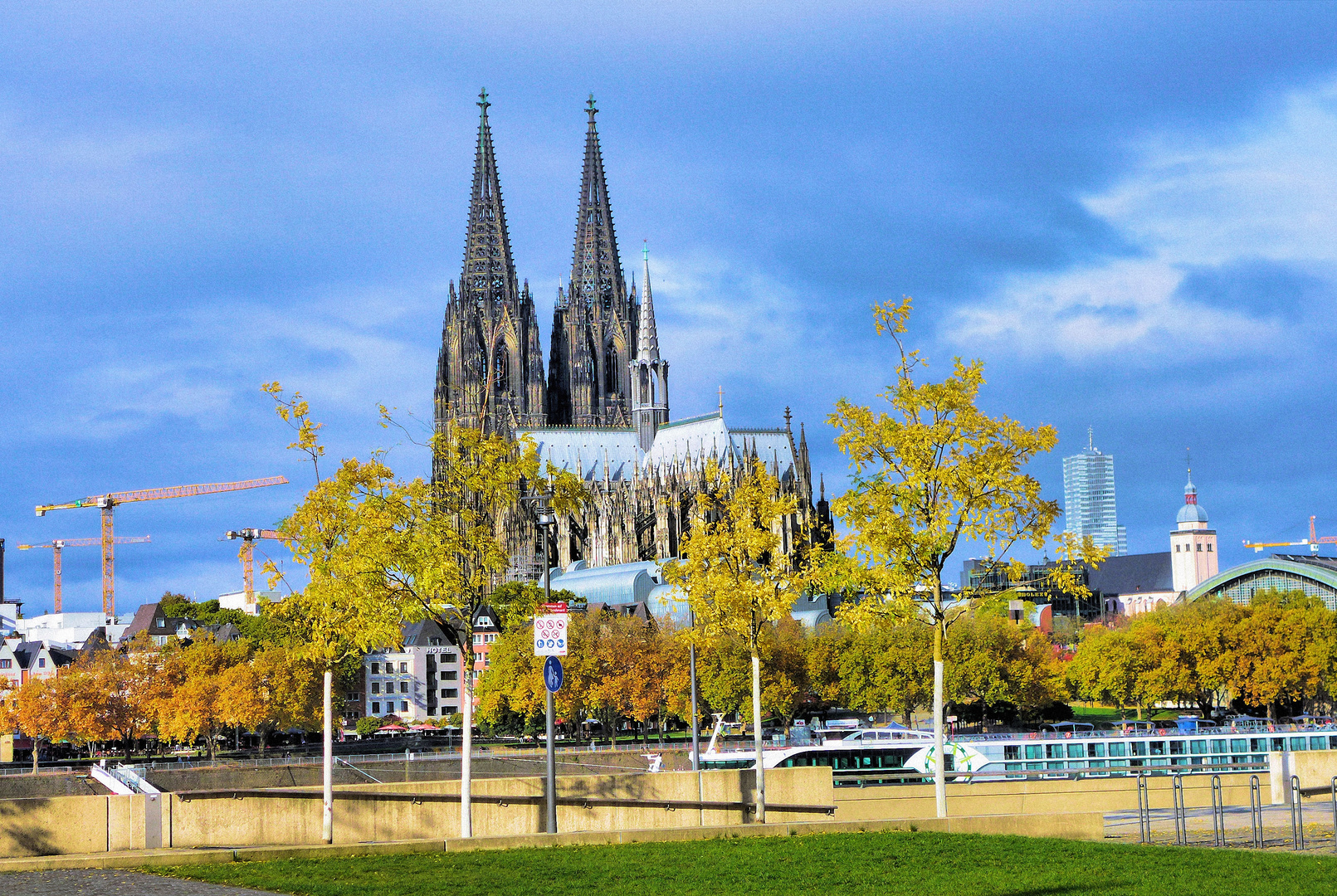 Kölner Dom im Herbst