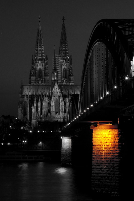 Kölner Dom im Hintergrund