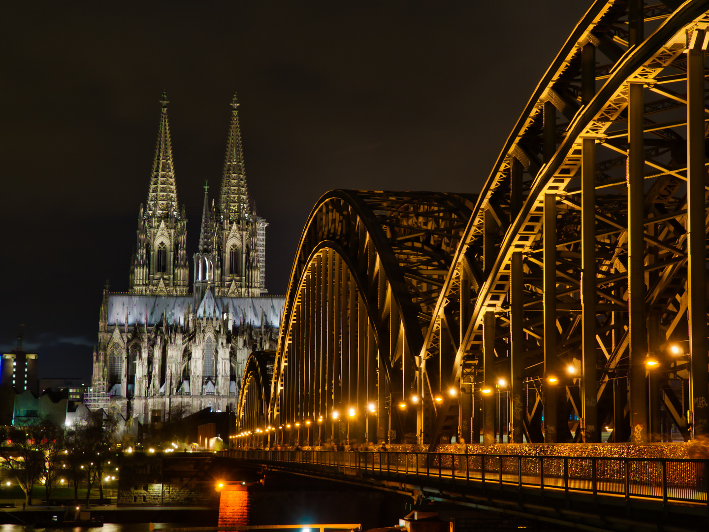 Kölner Dom im Hintergrund