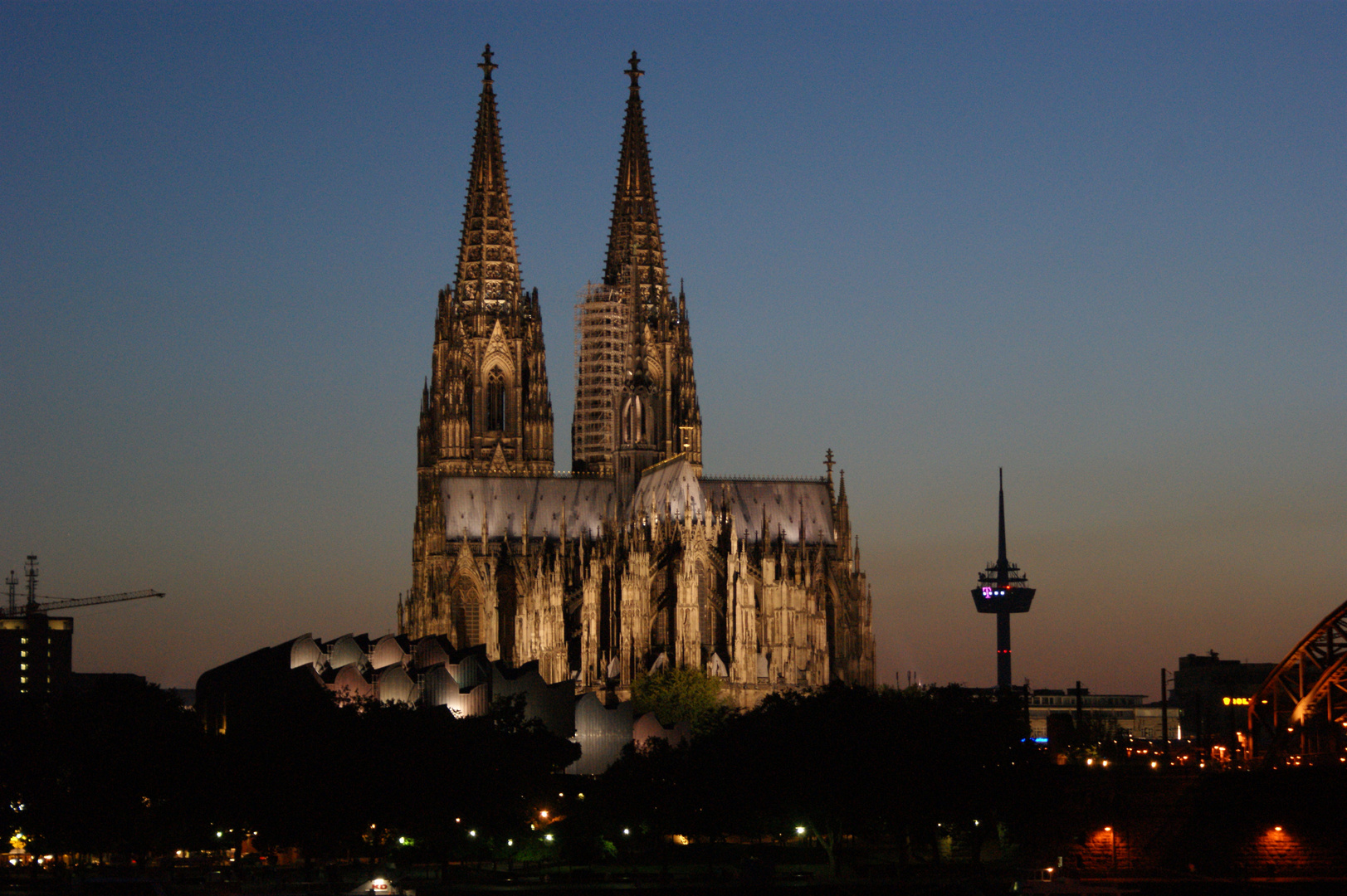 Kölner Dom im Lichterglanz der Nacht