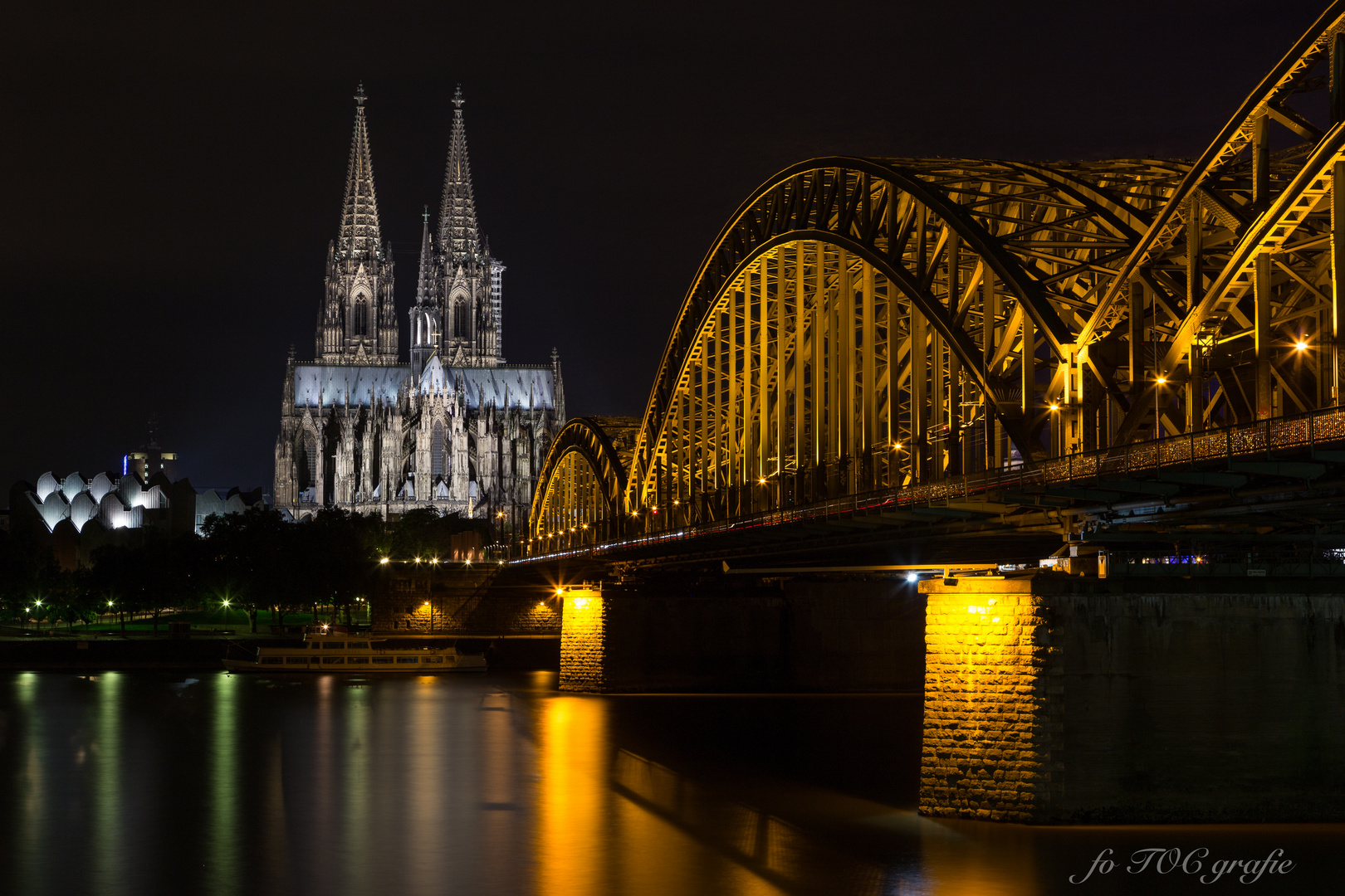 Kölner Dom im Nachtlicht