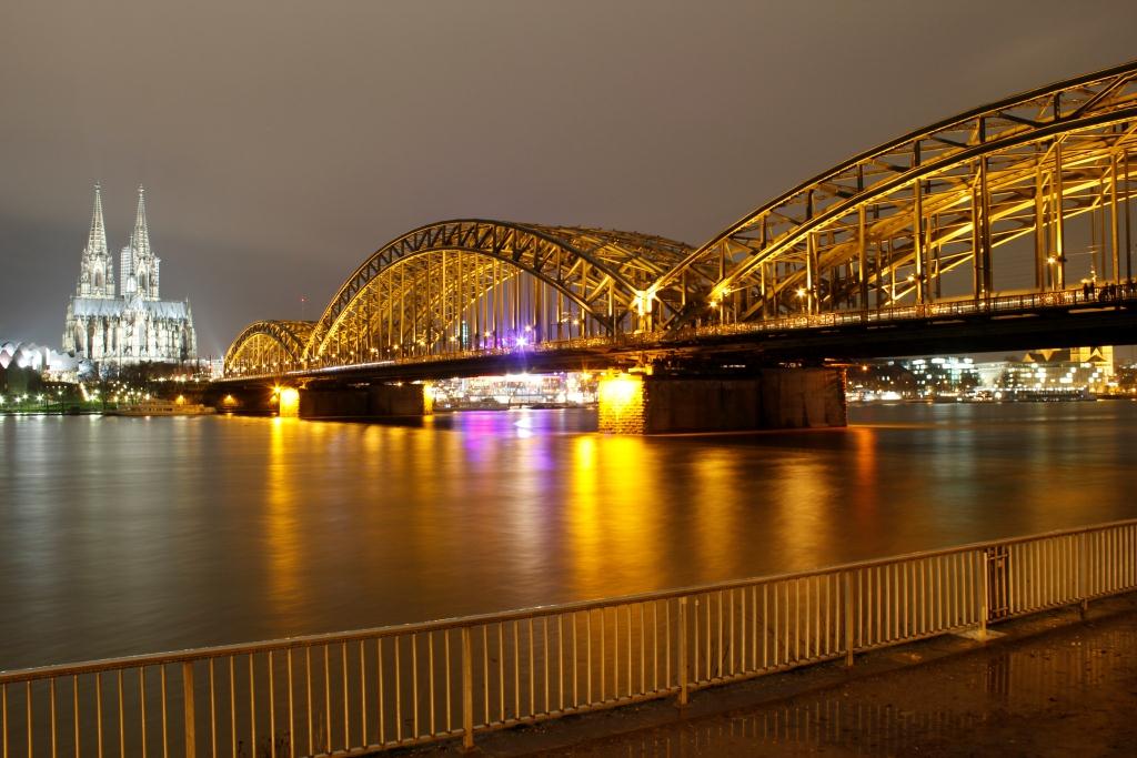 Kölner Dom im Schleier der Nacht und im Lichte der Beleuchtungen