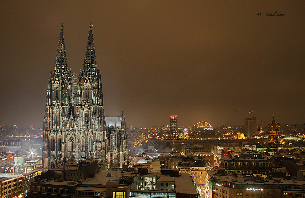 Kölner Dom im Schneegewusel