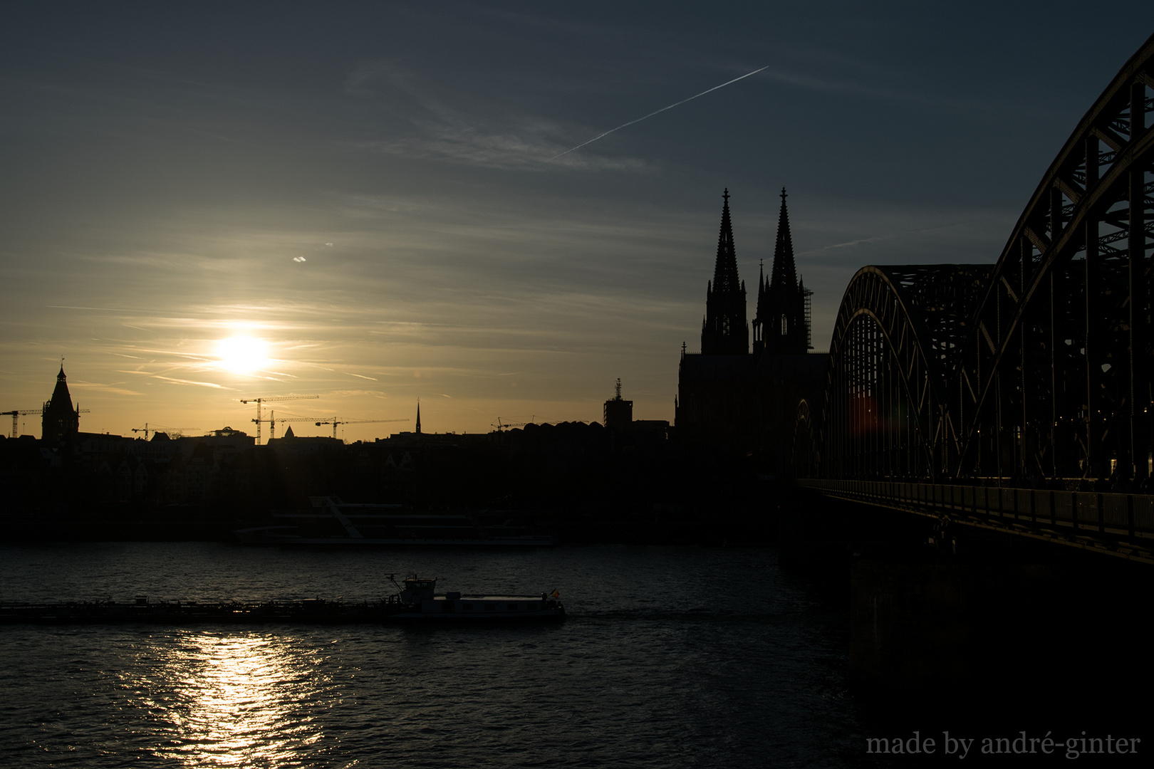 Kölner Dom im Sonnen untergang