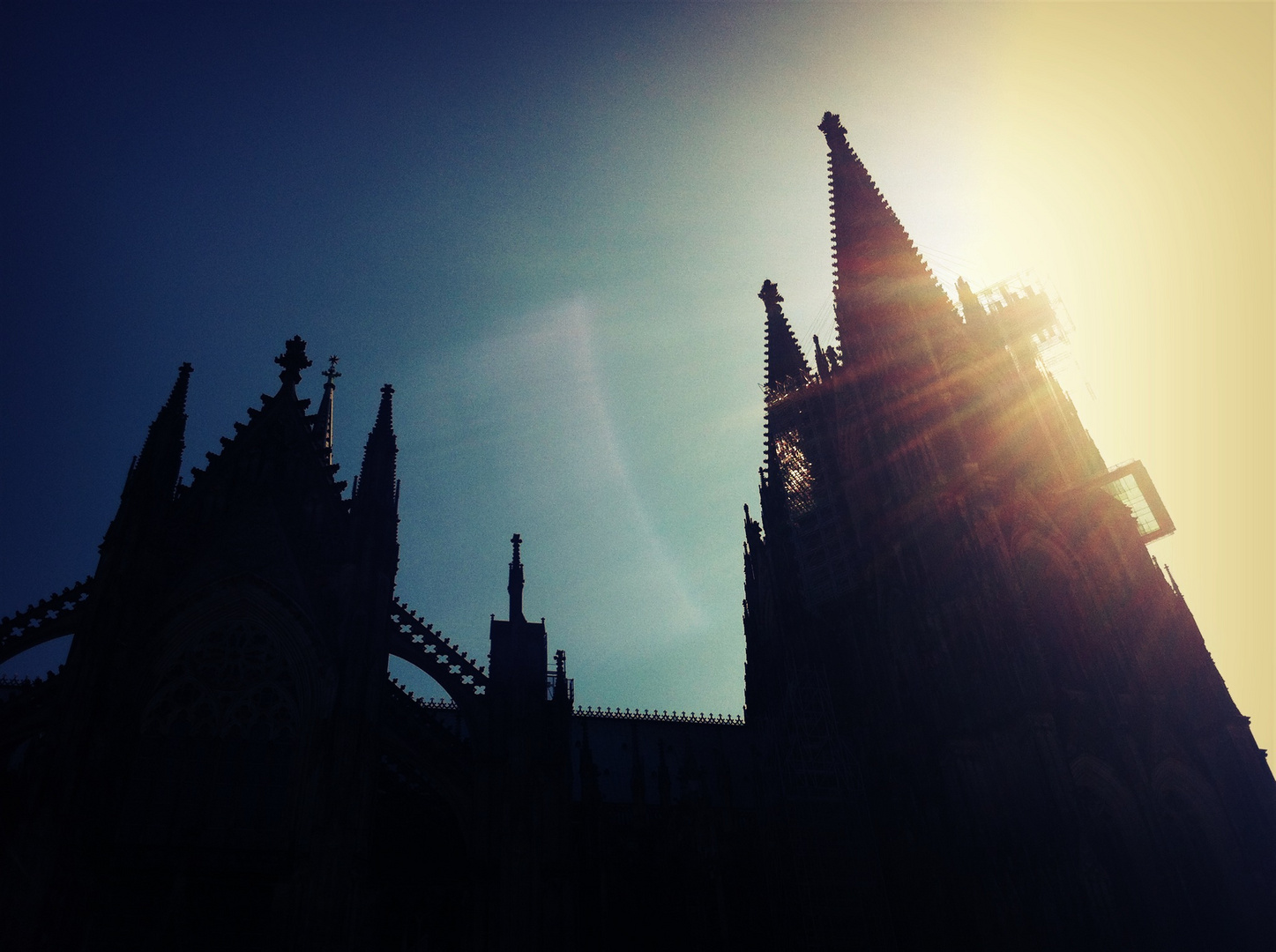 Kölner Dom im Sonnenschein