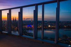 Kölner Dom im Sonnenuntergang