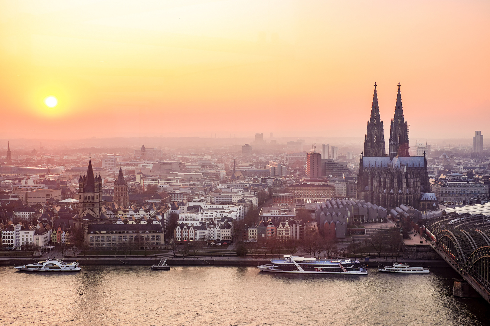 Kölner Dom im Sonnenuntergang