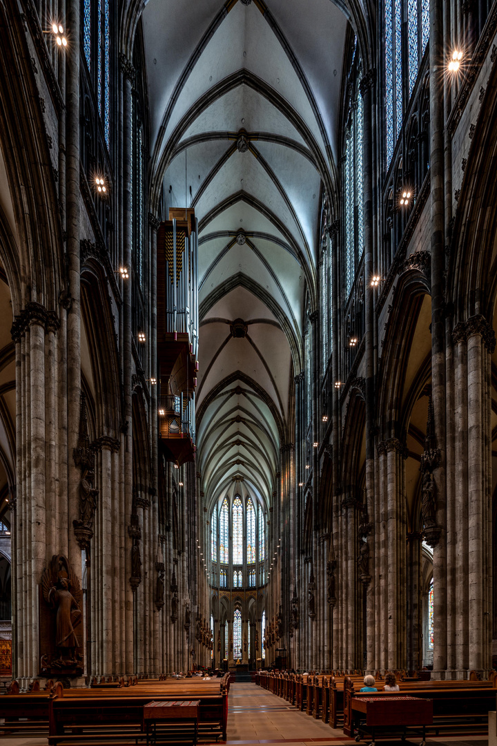 Kölner Dom                Kirchenschiff in blau