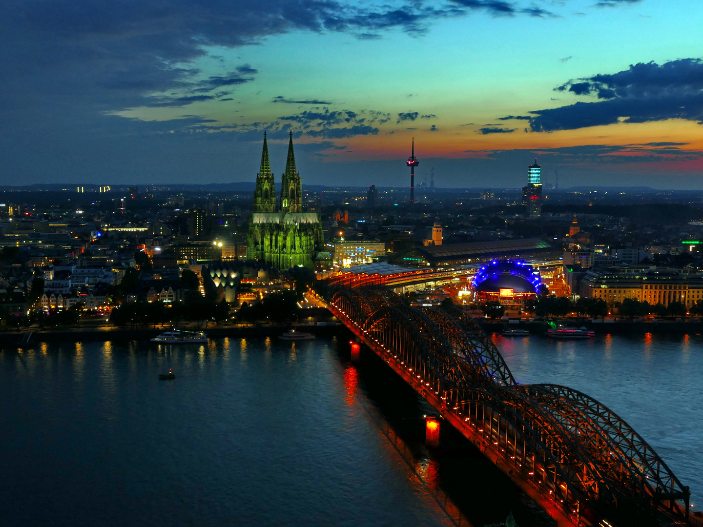 Kölner Dom kurz nach dem einschalten der Beleuchtung