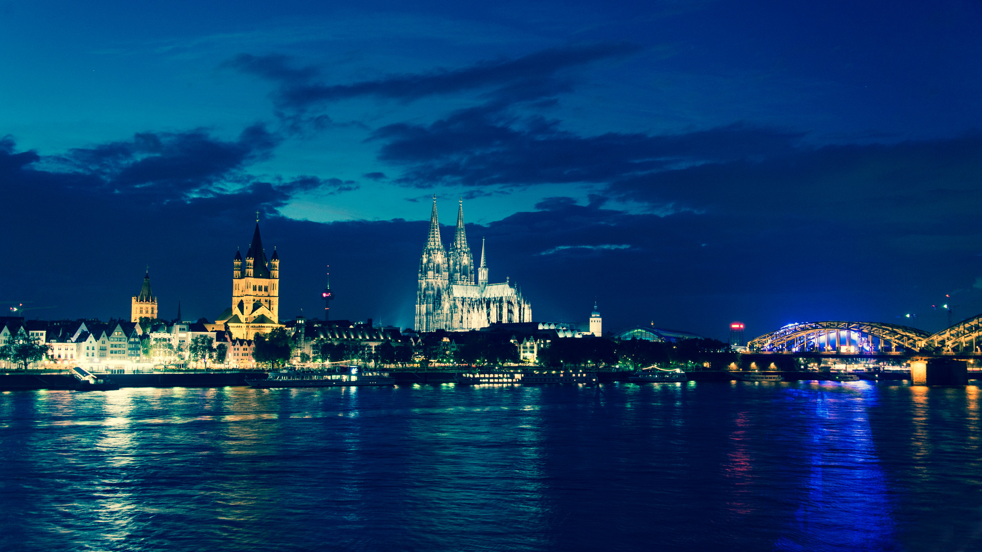 Kölner Dom kurz nach Sonnenuntergang