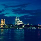 Kölner Dom kurz nach Sonnenuntergang