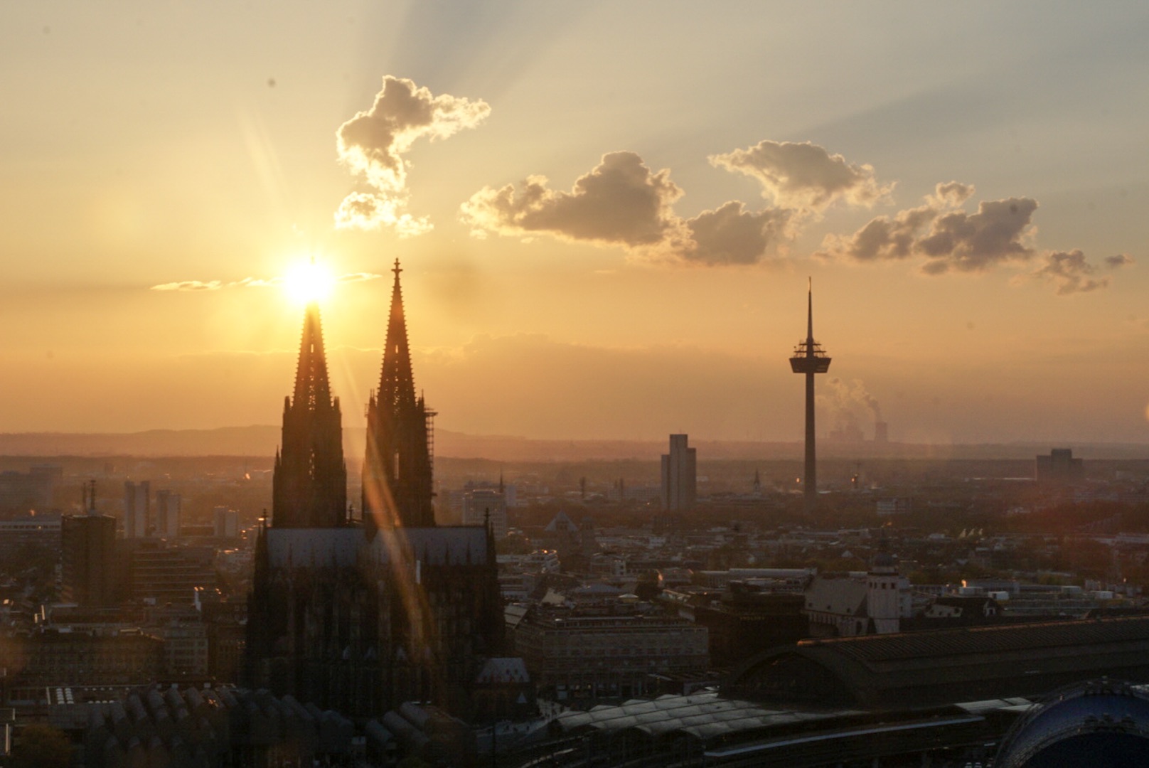 Kölner Dom kurz vor Sonnenuntergang