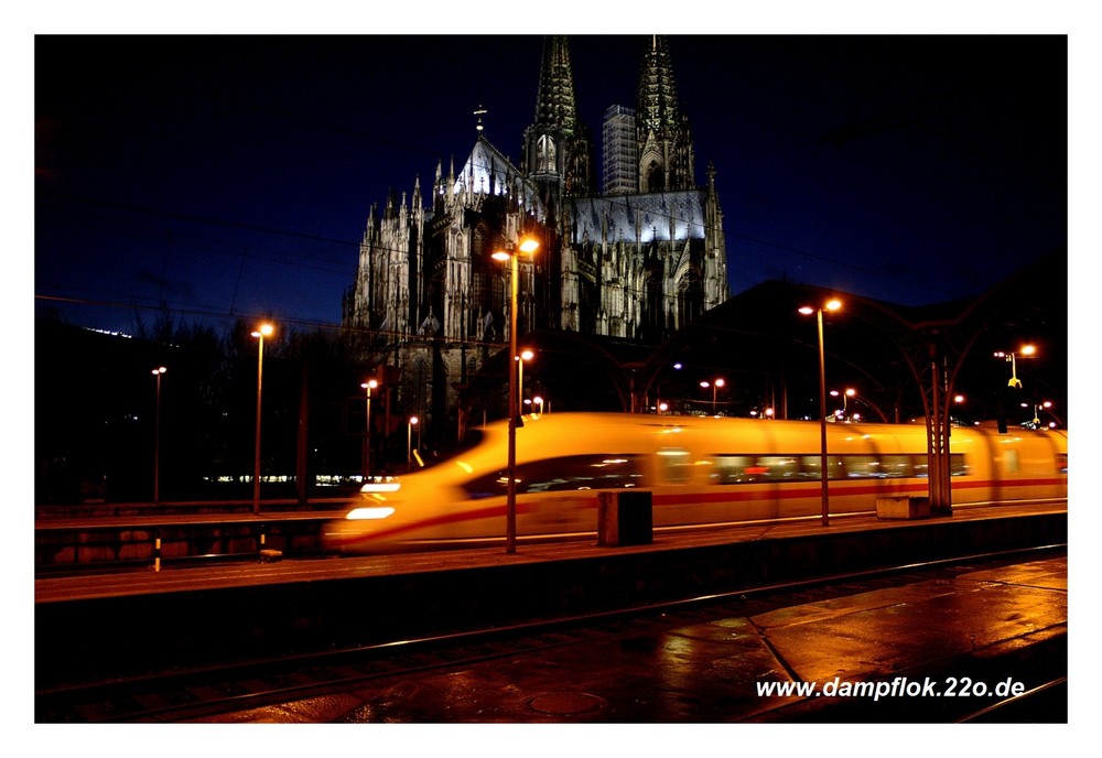 Kölner Dom mit Ausfahrt eines ICE