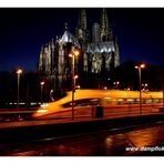 Kölner Dom mit Ausfahrt eines ICE