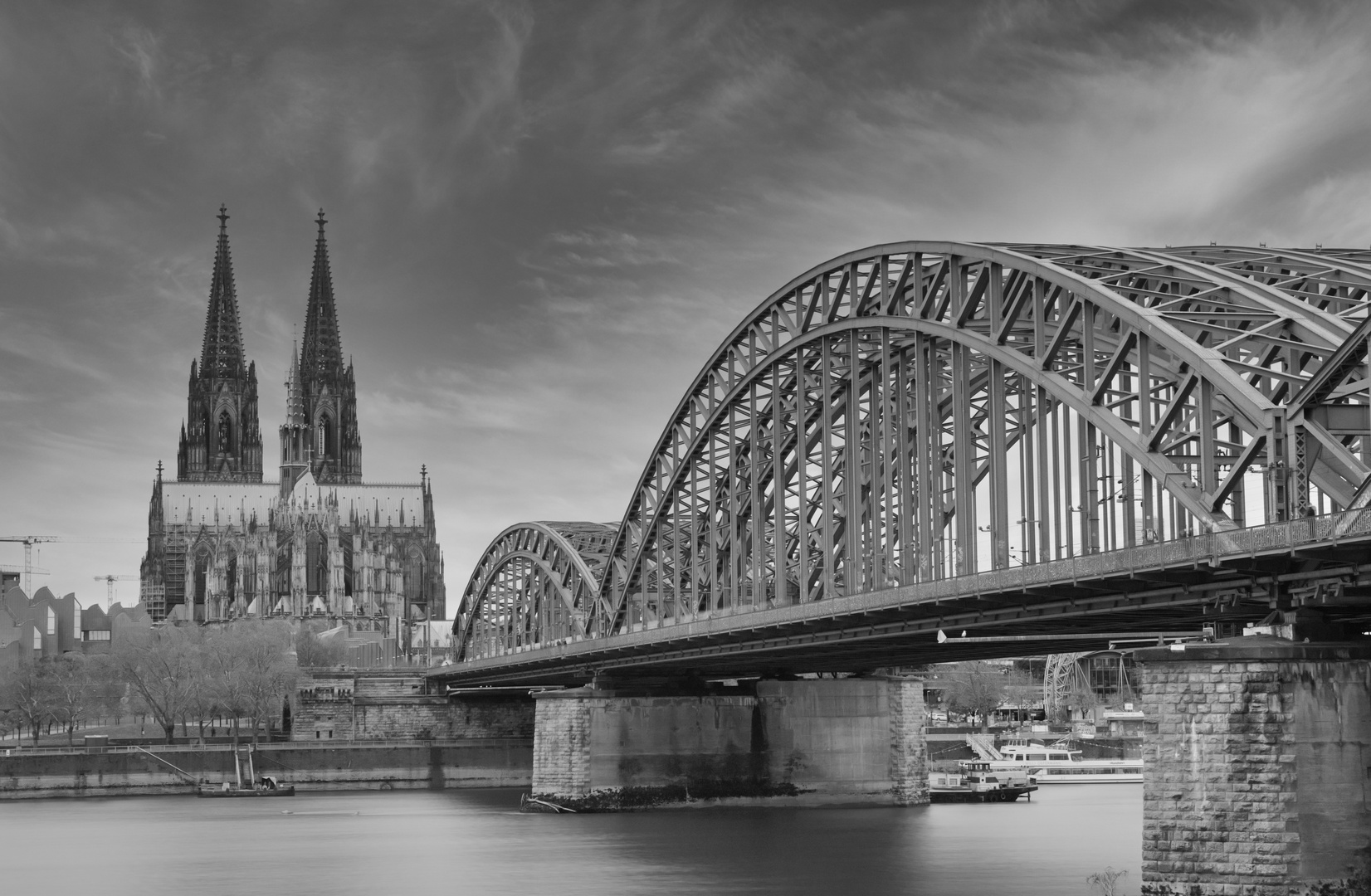 Kölner Dom mit Brücke