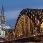 Kölner Dom mit Brücke 