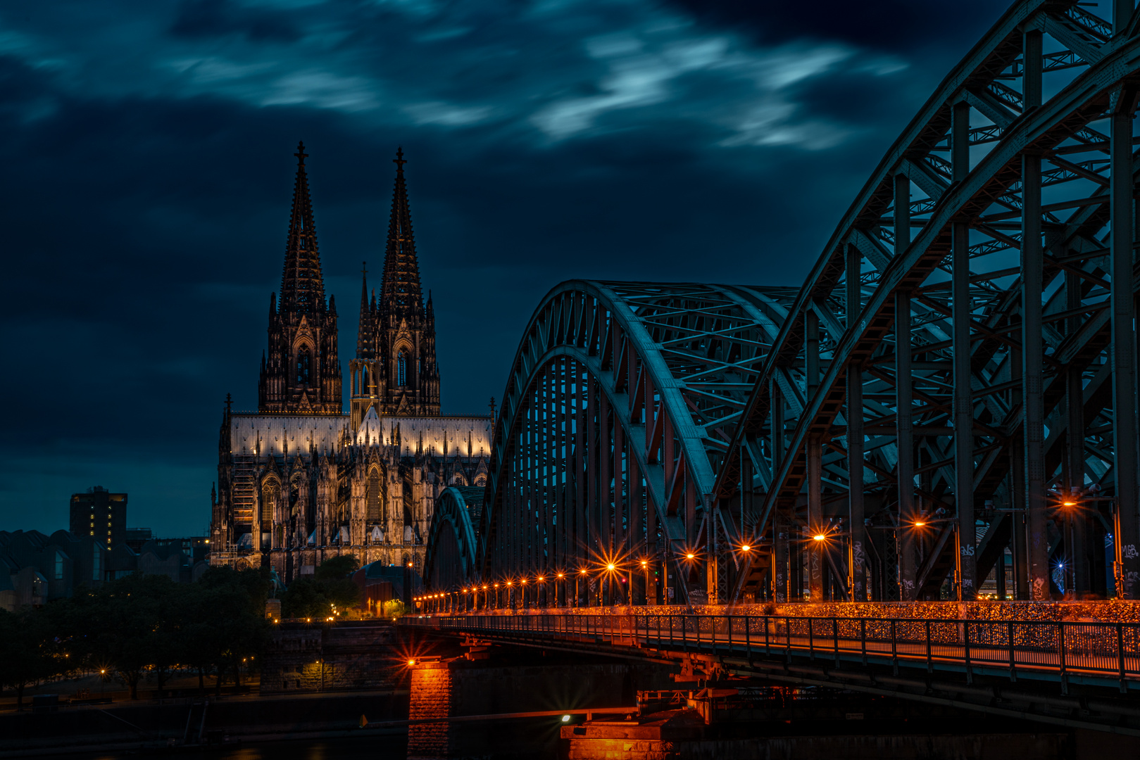 Kölner Dom mit der Hohenzollernbrücke