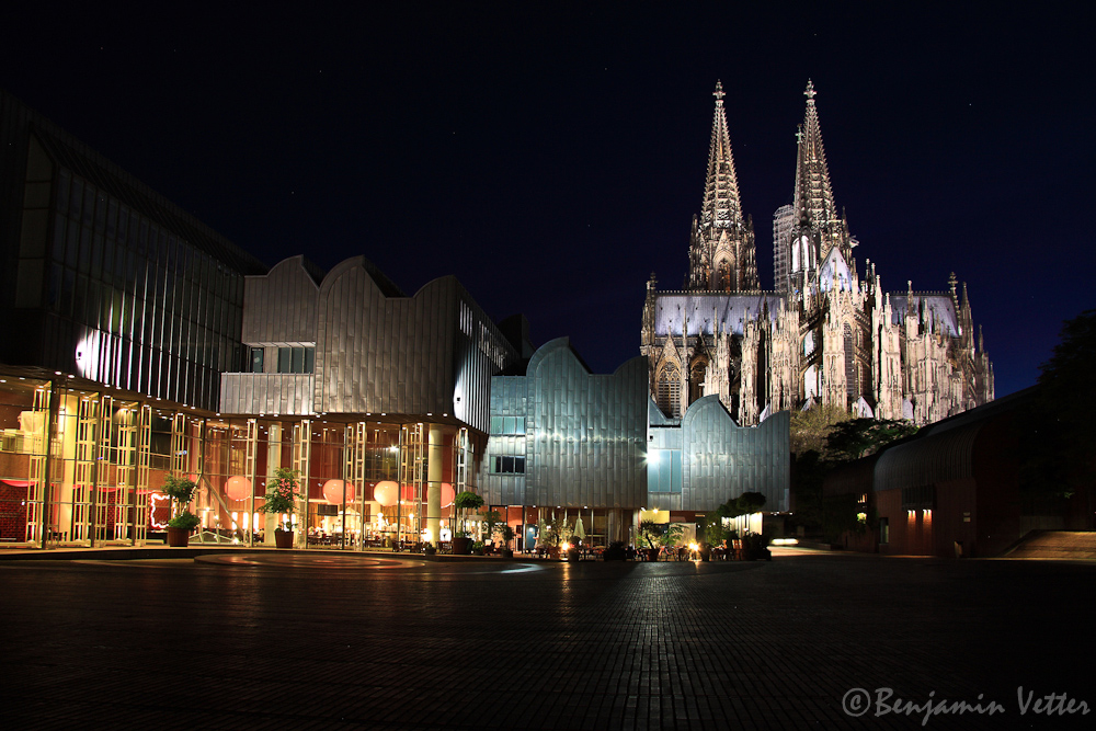 Kölner Dom mit der Philharmonie