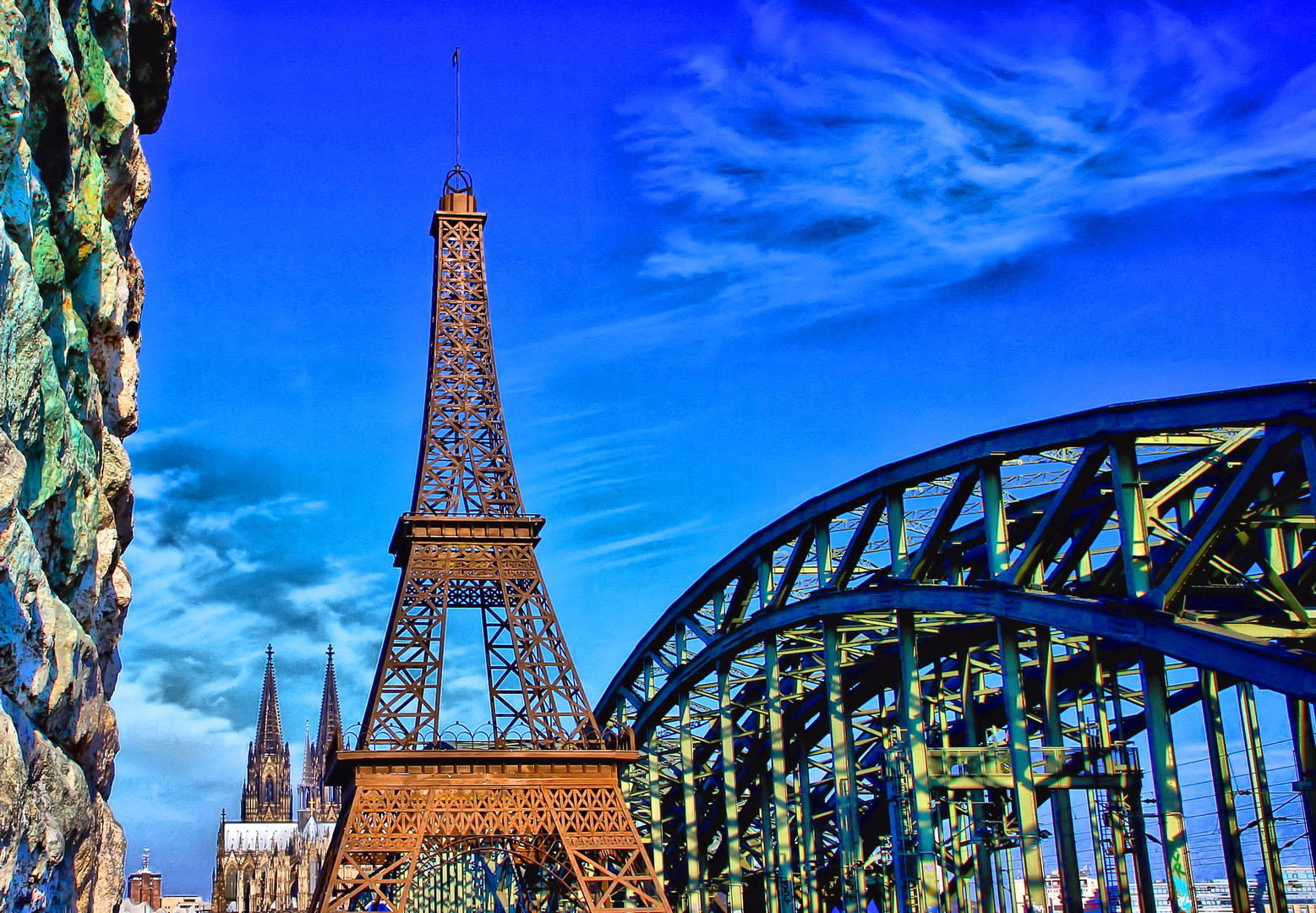 Kölner Dom mit Eiffelturm