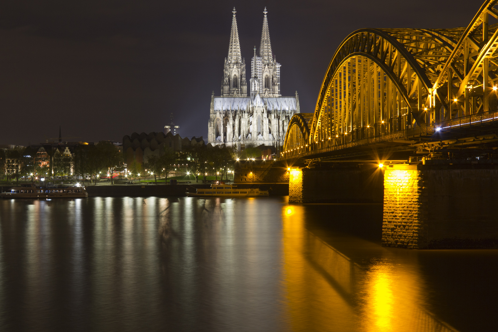 Kölner Dom mit Eisenbahnbrücke