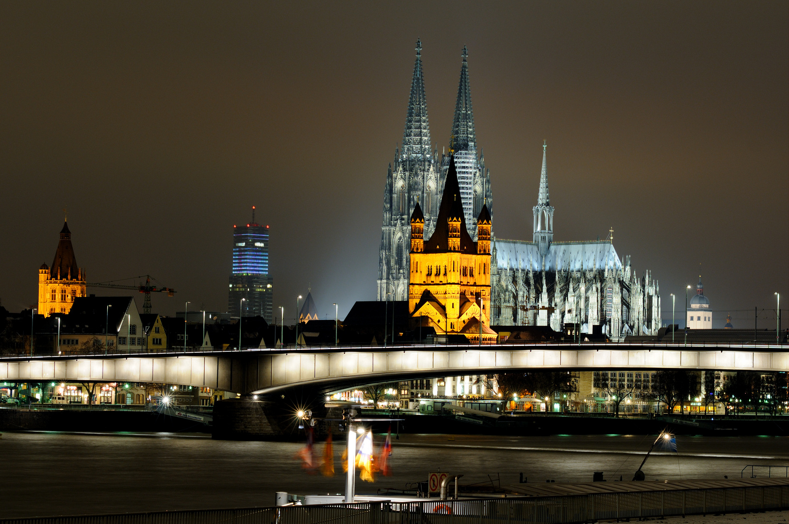 Kölner Dom mit Groß Sankt Martin bei Nacht