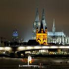 Kölner Dom mit Groß Sankt Martin bei Nacht