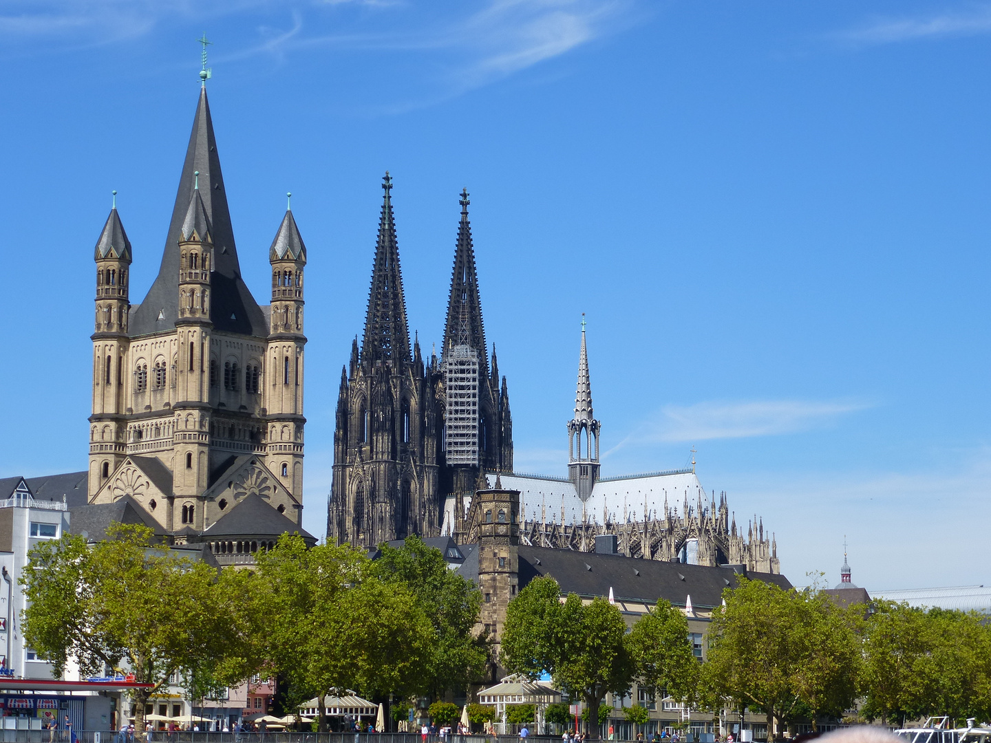 Kölner Dom mit Groß St. Martin im Vordergrund