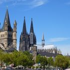 Kölner Dom mit Groß St. Martin im Vordergrund