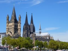 Kölner Dom mit Groß St. Martin im Vordergrund