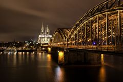 KÖLNER DOM MIT HOHENZOLLERNBRÜCKE.