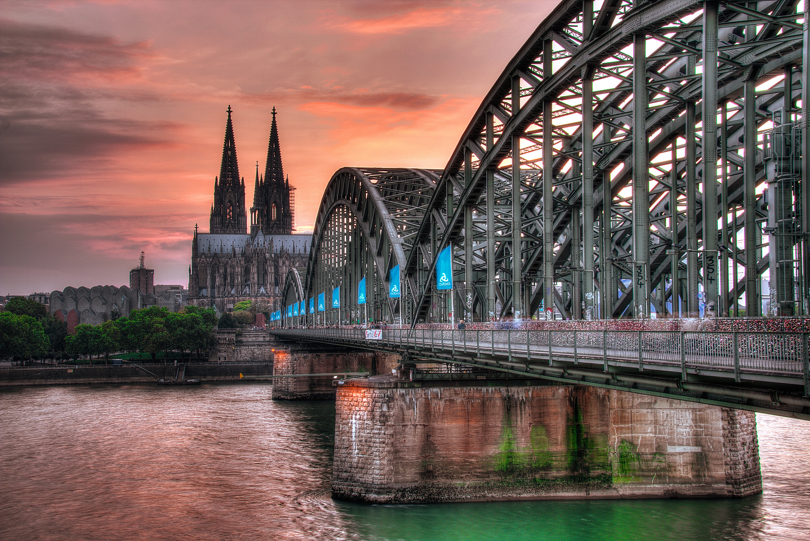 Kölner Dom mit Hohenzollernbrücke