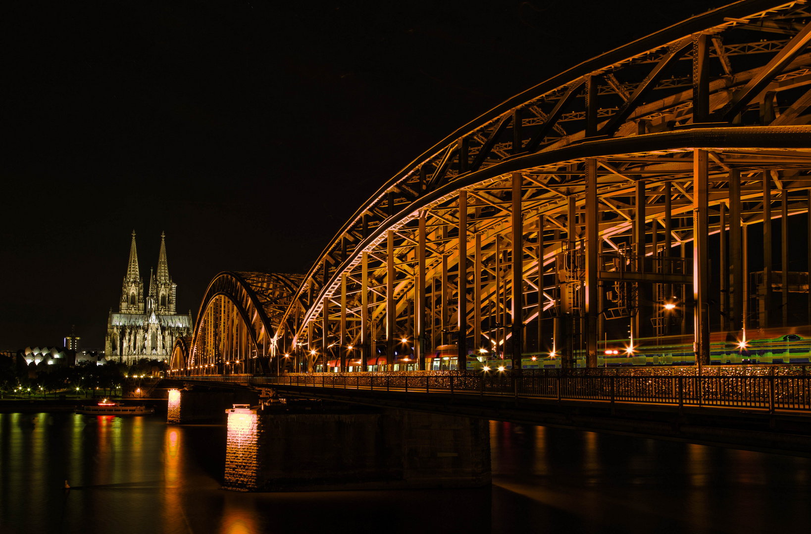 Kölner Dom mit Hohenzollernbrücke bei Nacht