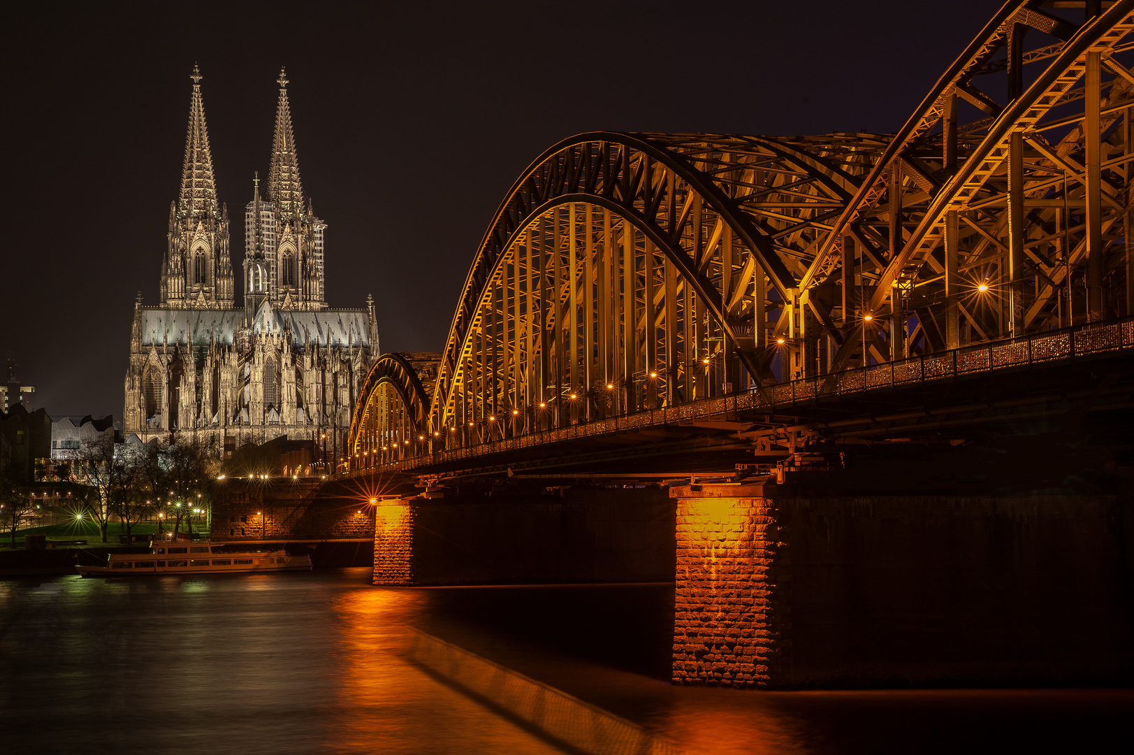 Kölner Dom mit Hohenzollernbrücke bei Nacht