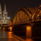 Kölner Dom mit Hohenzollernbrücke bei Nacht