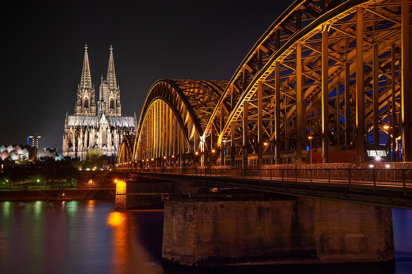 Kölner Dom mit Hohenzollernbrücke im Vordergrund