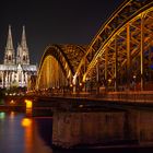 Kölner Dom mit Hohenzollernbrücke im Vordergrund