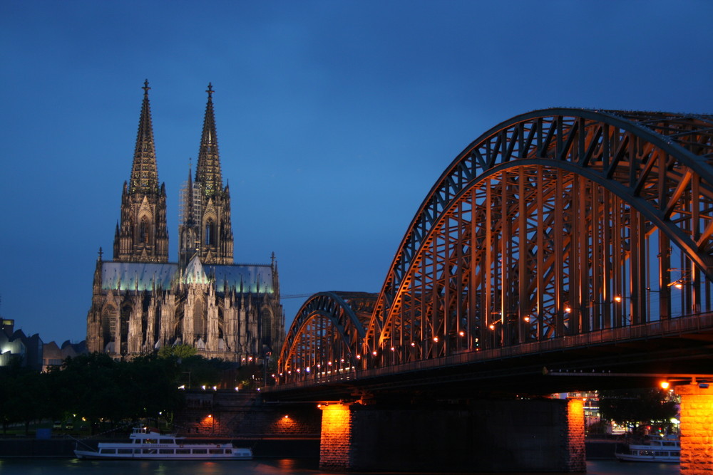 Kölner Dom mit Hohenzollernbrücke zur blauen Stunde